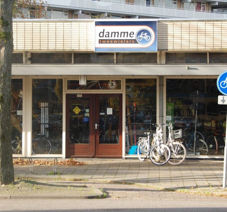 Voorkant Van De Damme Tweewielers Fietsenwinkel In Schiedam.