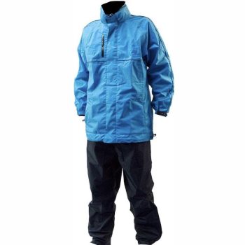 Regenpak Van XLC Met Een Blauwe Jas En Zwarte Broek.