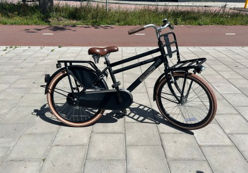 Tweedehands Popal jongensfiets 24 inch in het zwart met terugtraprem en batterijverlichting