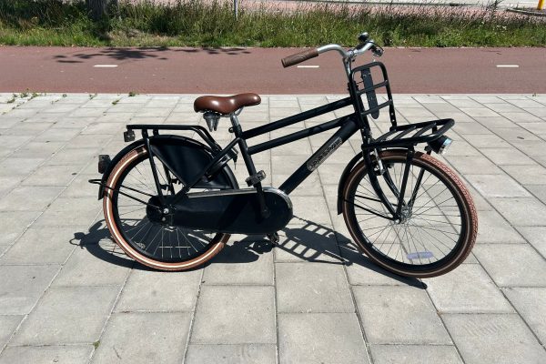 Tweedehands Popal jongensfiets 24 inch in het zwart met terugtraprem en batterijverlichting