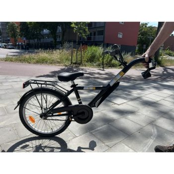 Bike2Go aanhangfiets kind zwart met bagagedrager